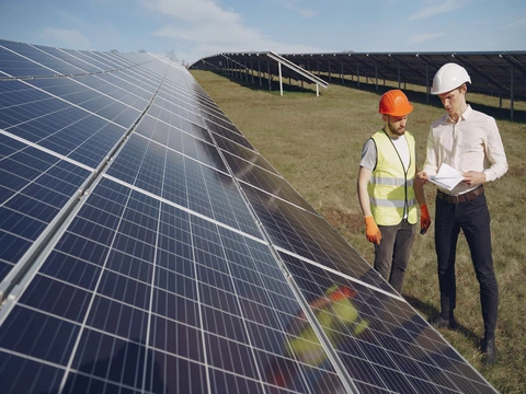 foreman-businessman-solar-energy-station (1) foreman-businessman-solar-energy-station (1)
